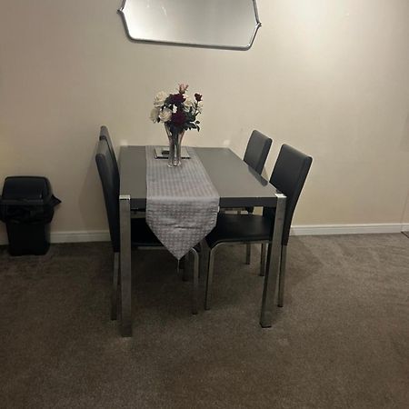Stylish 2 Bedroom Apartment-Short Term Lets & Serviced Accomodation Reading Exteriör bild